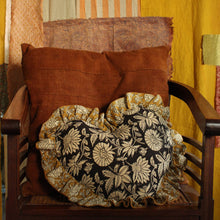 Charger l'image dans la galerie, Coussin en coton fait à la main - Forme de coeur avec motif floral - Oreiller coeur
