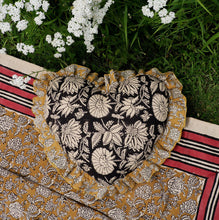 Charger l'image dans la galerie, Coussin en coton fait à la main - Forme de coeur avec motif floral - Oreiller coeur