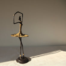 Charger l&#39;image dans la galerie, Sculpture en bronze d&#39;une ballerine - statue élégante en robe jaune hauteur 38/42cm