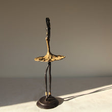Charger l&#39;image dans la galerie, Sculpture en bronze d&#39;une ballerine - statue élégante en robe jaune hauteur 38/42cm