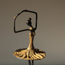Charger l&#39;image dans la galerie, Sculpture en bronze d&#39;une ballerine - statue élégante en robe jaune hauteur 38/42cm