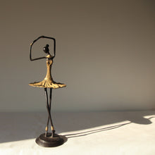 Charger l&#39;image dans la galerie, Sculpture en bronze d&#39;une ballerine - statue élégante en robe jaune hauteur 38/42cm