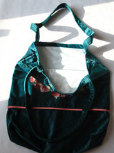 Charger l&#39;image dans la galerie, Sac shopping artisanal en velours fait main - Tigre vert et fleur rose - 40x40cm