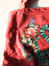 Charger l&#39;image dans la galerie, Sac shopping en velours rose fait main - serpent et fleur - 40x40cm