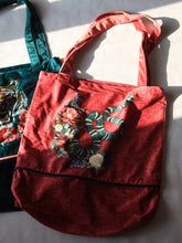 Charger l&#39;image dans la galerie, Sac shopping en velours rose fait main - serpent et fleur - 40x40cm