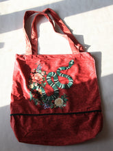 Charger l&#39;image dans la galerie, Sac shopping en velours rose fait main - serpent et fleur - 40x40cm