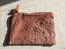 Charger l&#39;image dans la galerie, Trousse de Rangement artisanal en Velours rose - 26x18cm