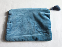 Charger l&#39;image dans la galerie, Trousse de Rangement artisanal en Velours bleu -imprimé mandala 26x18cm- Trousse Maquillage-Pochette Maîtresse-Ttrousse Bijoux-Pochette ipad