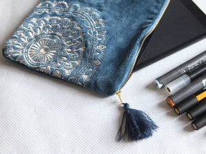 Trousse de Rangement artisanal en Velours bleu -imprimé mandala 26x18cm- Trousse Maquillage-Pochette Maîtresse-Ttrousse Bijoux-Pochette ipad