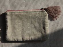 Charger l&#39;image dans la galerie, Petit Pochette artisanal en velours Gris-vert avec broderie rose/or 16x10cm