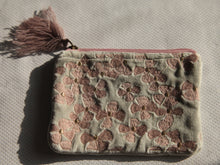 Charger l&#39;image dans la galerie, Petit Pochette artisanal en velours Gris-vert avec broderie rose/or 16x10cm