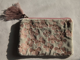 Petit Pochette artisanal en velours Gris-vert avec broderie rose/or 16x10cm