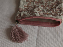 Charger l&#39;image dans la galerie, Petit Pochette artisanal en velours Gris-vert avec broderie rose/or 16x10cm