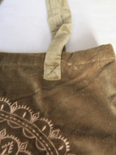 Charger l&#39;image dans la galerie, Sac shopping artisanal en velours vert poussiéreux avec imprimé mandala