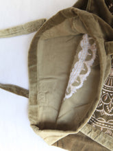 Charger l&#39;image dans la galerie, Sac shopping artisanal en velours vert poussiéreux avec imprimé mandala