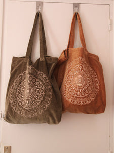 Sac shopping artisanal en velours vert poussiéreux avec imprimé mandala