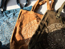 Charger l&#39;image dans la galerie, Sac shopping artisanal en velours vert poussiéreux avec imprimé mandala