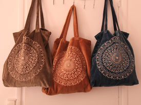 Sac shopping artisanal en velours vert poussiéreux avec imprimé mandala