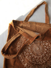 Charger l&#39;image dans la galerie, Sac shopping artisanal en velours jaune poussiéreux avec imprimé mandala