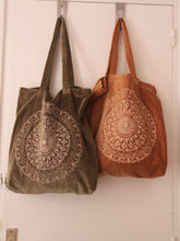 Charger l&#39;image dans la galerie, Sac shopping artisanal en velours jaune poussiéreux avec imprimé mandala
