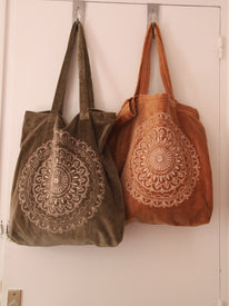 Sac shopping artisanal en velours jaune poussiéreux avec imprimé mandala