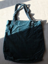 Charger l&#39;image dans la galerie, Sac shopping artisanal en velours bleu poussiéreux avec imprimé mandala