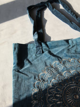 Charger l&#39;image dans la galerie, Sac shopping artisanal en velours bleu poussiéreux avec imprimé mandala