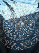 Charger l&#39;image dans la galerie, Sac shopping artisanal en velours bleu poussiéreux avec imprimé mandala