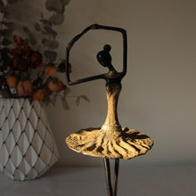 Charger l&#39;image dans la galerie, Sculpture en bronze d&#39;une ballerine - statue élégante en robe jaune hauteur 38/42cm