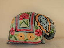 Charger l&#39;image dans la galerie, Coussin artisanal brodé Elephant en Soie multicolore 34 x 28 x 15 cm