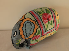 Charger l&#39;image dans la galerie, Coussin artisanal brodé Elephant en Soie multicolore 34 x 28 x 15 cm