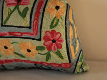 Charger l&#39;image dans la galerie, Coussin artisanal brodé Elephant en Soie multicolore 34 x 28 x 15 cm