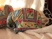 Charger l&#39;image dans la galerie, Coussin artisanal brodé Elephant en Soie multicolore 34 x 28 x 15 cm
