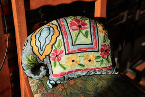 Coussin artisanal brodé Elephant en Soie multicolore 34 x 28 x 15 cm