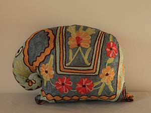 Coussin artisanal brodé Elephant bleu en Soie multicolore avec fleurs 34 x 28 x 15 cm