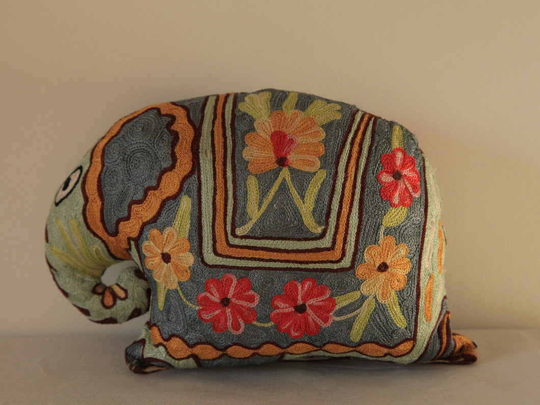 Coussin artisanal brodé Elephant bleu en Soie multicolore avec fleurs 34 x 28 x 15 cm