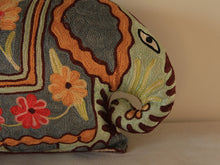 Charger l&#39;image dans la galerie, Coussin artisanal brodé Elephant bleu en Soie multicolore avec fleurs 34 x 28 x 15 cm