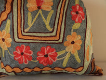 Charger l&#39;image dans la galerie, Coussin artisanal brodé Elephant bleu en Soie multicolore avec fleurs 34 x 28 x 15 cm