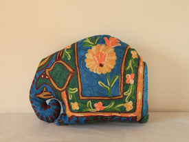 Coussin artisanal brodé Elephant en Soie multicolore bleu vert jaune 34 x 28 x 15 cm