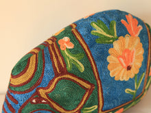 Charger l&#39;image dans la galerie, Coussin artisanal brodé Elephant en Soie multicolore bleu vert jaune 34 x 28 x 15 cm