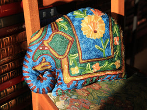 Coussin artisanal brodé Elephant en Soie multicolore bleu vert jaune 34 x 28 x 15 cm