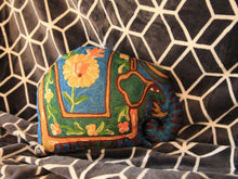 Charger l&#39;image dans la galerie, Coussin artisanal brodé Elephant en Soie multicolore bleu vert jaune 34 x 28 x 15 cm