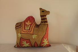 Coussin artisanal brodé Chameau en Soie multicolore 34 x 28 x 15 cm
