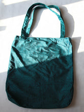 Charger l&#39;image dans la galerie, Sac shopping artisanal en velours fait main - Tigre vert et fleur rose - 40x40cm