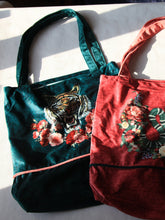 Charger l&#39;image dans la galerie, Sac shopping artisanal en velours fait main - Tigre vert et fleur rose - 40x40cm