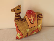 Charger l&#39;image dans la galerie, Coussin artisanal brodé Chameau en Soie multicolore 34 x 28 x 15 cm