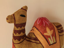 Charger l&#39;image dans la galerie, Coussin artisanal brodé Chameau en Soie multicolore 34 x 28 x 15 cm