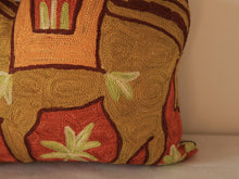 Charger l&#39;image dans la galerie, Coussin artisanal brodé Chameau en Soie multicolore 34 x 28 x 15 cm