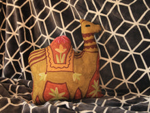 Charger l&#39;image dans la galerie, Coussin artisanal brodé Chameau en Soie multicolore 34 x 28 x 15 cm