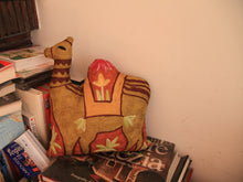 Charger l&#39;image dans la galerie, Coussin artisanal brodé Chameau en Soie multicolore 34 x 28 x 15 cm
